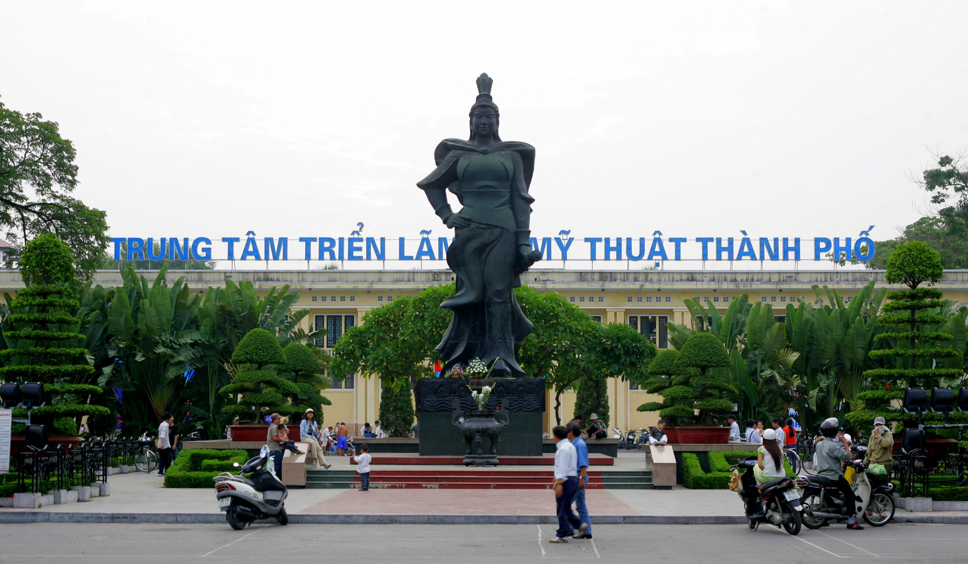 Tượng đài Nữ tướng Lê Chân